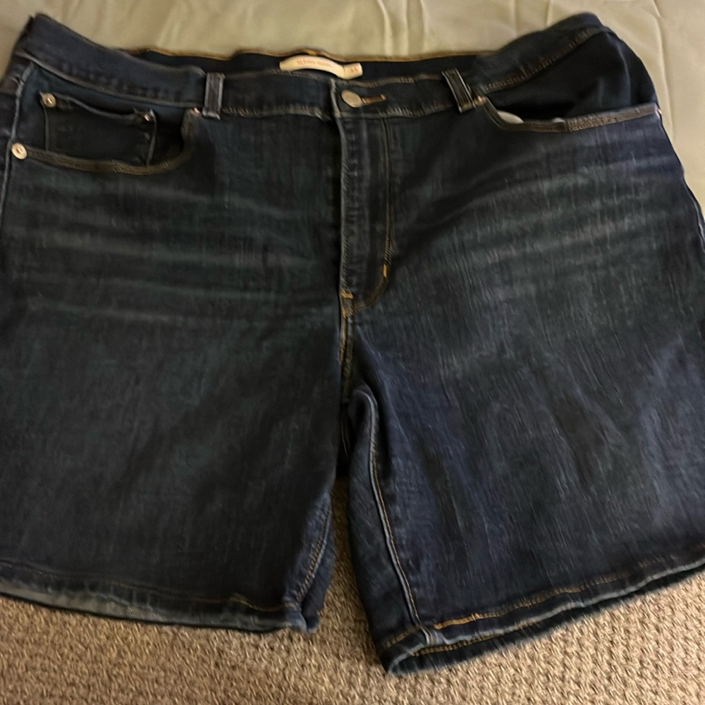 Women's Levi's denim classic shorts. Size 33.